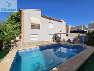 Chalet à Carrer de la juliola 8. Chalet independiente con piscina privada a 200 metros del mar en