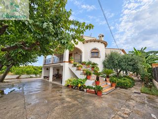 Chalet in Carrer de la mabra 29. Chalet independiente en venta en la playa de oliva