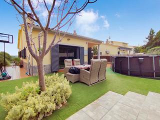 Chalet à Piera. Espectacular casa en venta – tranquilidad y espacio en piera