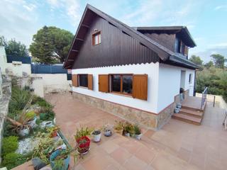 Chalet à Piera. Casa de 5 habitaciones urbanización muy tranquila en piera
