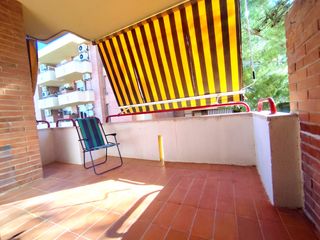 Flat  Passeig de can ferrer del mas. Amplia vivienda exterior de 4 habitaciones con balcón