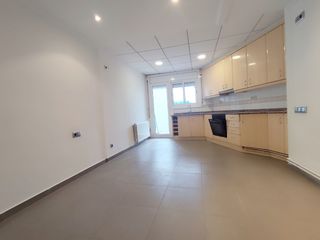 Flat  Carrer de la indústria. ¡reformado, exterior y a un paso de todo!