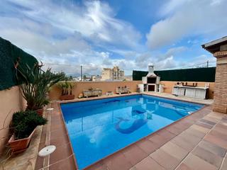 Casa adossada a Colom. Vivienda familiar pareada con piscina privada en el corazón de j