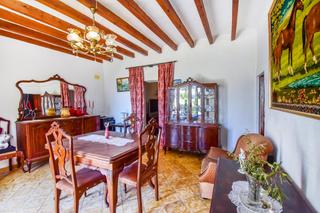 House in Establiments. Casa tipica mallorquina en el secar de la real con 13.900 m2 pos
