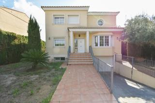 Chalet en El Carme-Sant Agust-Bonavista. Bonito chalet independiente con piscina en les taules