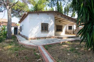 Chalet en Pueblo. Chalet para hacer a tu gusto junto al parque de l eliana