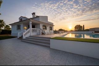 Haus in Cheste. Chalet exclusivo en cheste