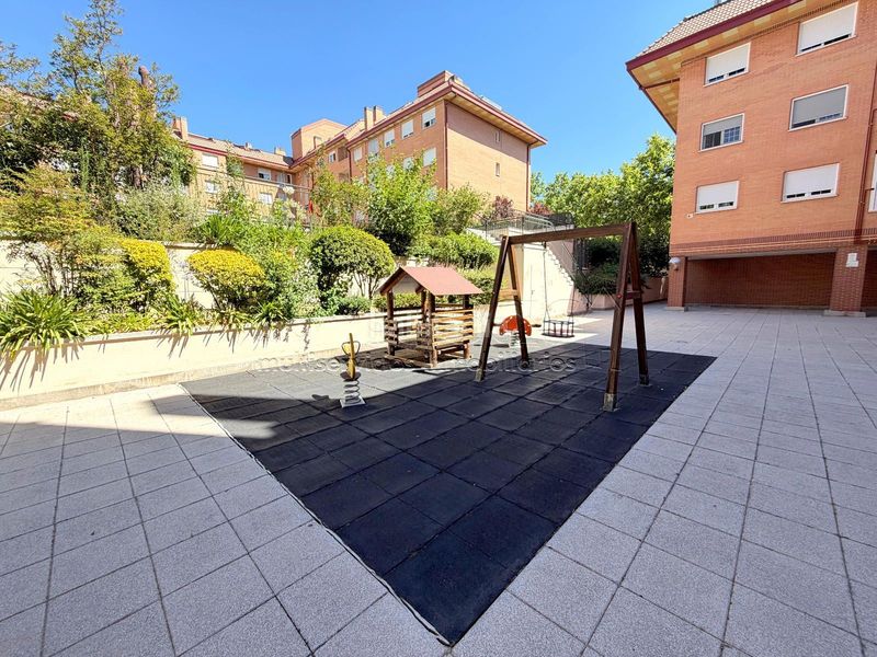 Foto 9b986239-4a19-4daa-8f65-37c8d5e68ce6. Àtic amb calefacció aparcament piscina a Corralejos-Campo de las Naciones Madrid