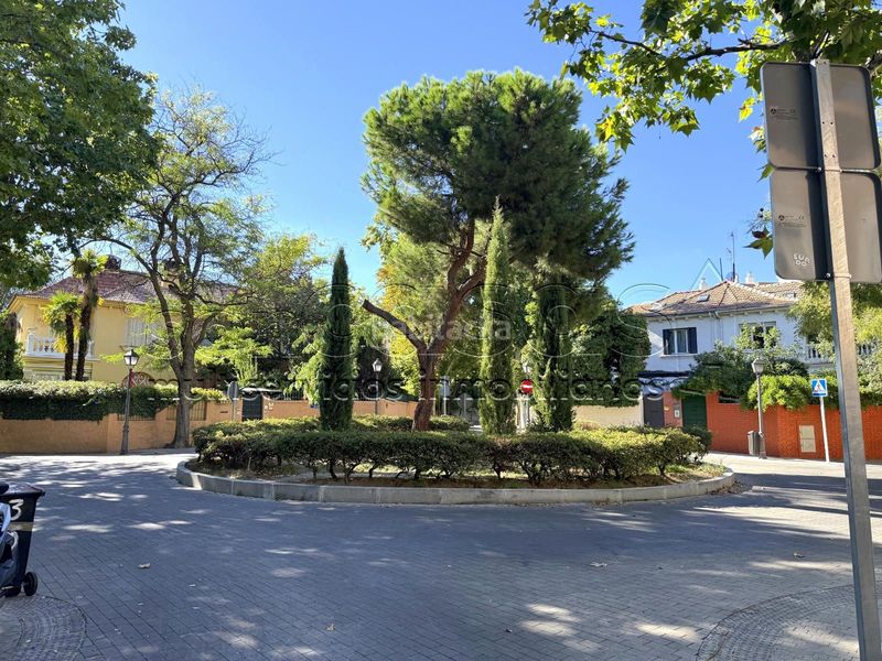 Foto 3d77230d-5c6f-45ef-a889-643ee2bb313d. Casa adossada amb calefacció aparcament a El Viso Madrid