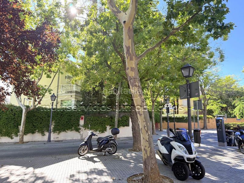 Foto b8488d35-f635-48ca-8073-02f43b06319e. Casa adossada amb calefacció aparcament a El Viso Madrid