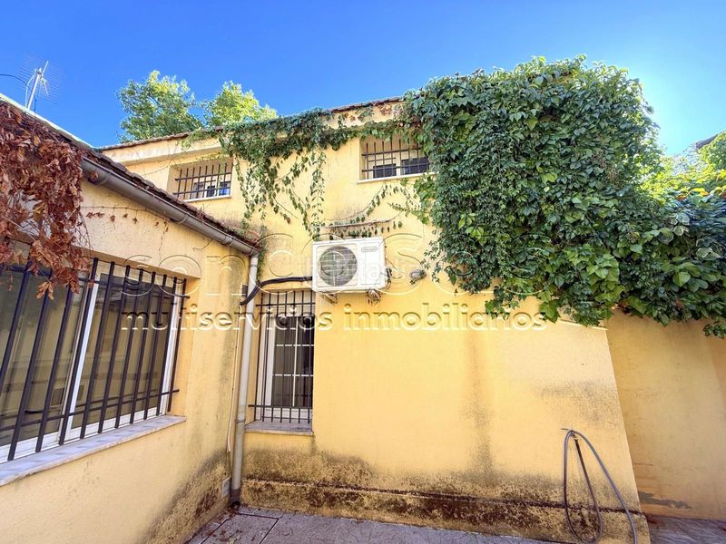 Foto d1718812-fde8-474c-a4c6-93fc49582ba2. Casa adossada amb calefacció aparcament a El Viso Madrid