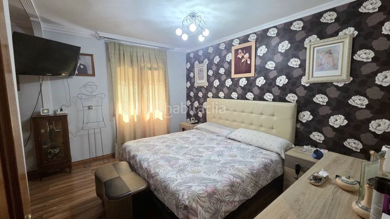 Foto 5e4e050f-6036-493d-9480-b35bffdb82d1. Xalet amb xemeneia calefacció aparcament a Laguna Park Parla