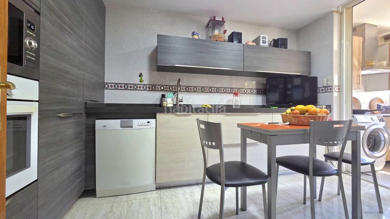 Foto dd17e304-c8a0-478d-818e-c0c919cb2814. Xalet amb xemeneia calefacció aparcament a Laguna Park Parla