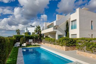 Casa en Lomas de Cabo Roig - Los Dolses. Estupendo bungalow planta alta 3 dormitorios con terraza y solar