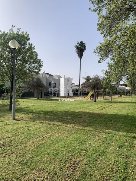 Foto 947d9b63-a066-43d7-93d1-f00478cfeef1. Casa adossada amb aparcament piscina a El Altillo Jerez de la Frontera