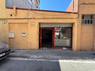 Lloguer Local Comercial a Frederic mompou 5. Local amplio ideal como almacén o espacio logístico  137m útiles
