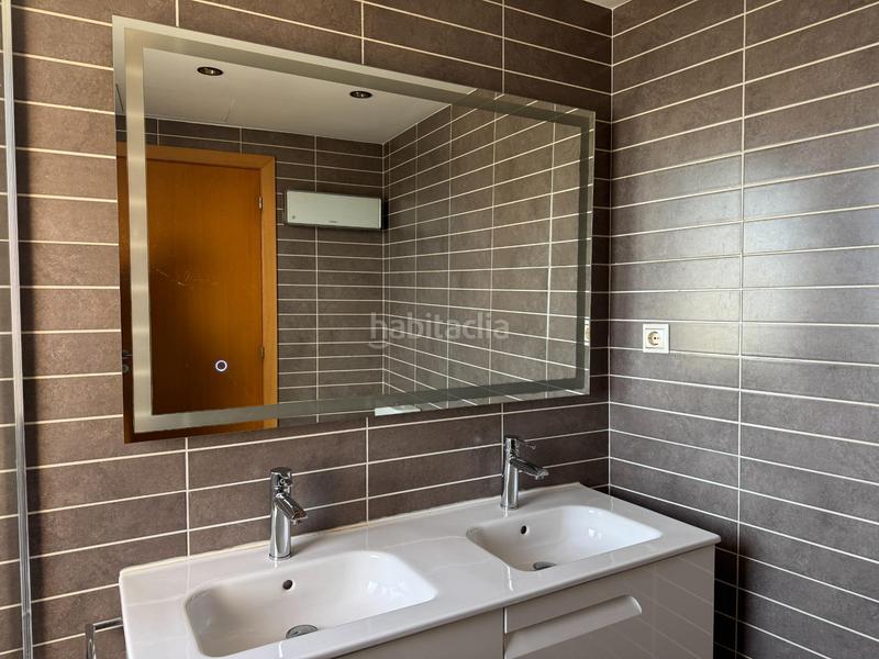 Foto 19e3a443-9284-4075-bdc8-aaa79d1106f6. Casa adossada amb calefacció aparcament a Roca del Vallès (La)