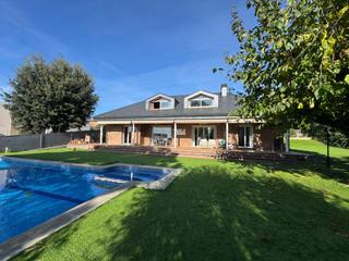 Casa  Vicenc bou. Casa amb psicina tota en planta a lametlla del vallés