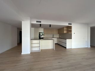 Piccolo appartamento  Rambla josep tarradellas 5. Piso esquinero de 120 m2 con 3 habitaciones y balcón en rambla j