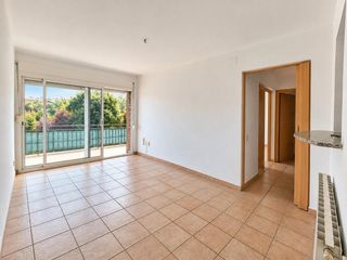 Piso  Girona. Piso de 3 habitaciones con balcón en calle girona, granollers