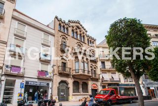 Gebäude in Raval de santa anna 32. Joya modernista de reus – edificio casa serra