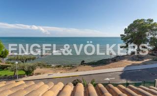 Chalet in Avinguda perales 6. Villa frente el mar en l'ampolla