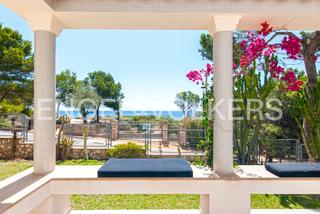 Xalet  Carrer mediterrani. Villa espectacular en roques daurades