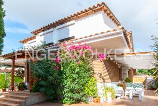 Casa a Carrer del rescat 20. Hermosa casa familiar con un acogedor jardín