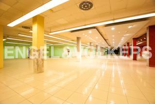 Rent Business premise in Carrer de sant joaquim 44. Local comercial de 1500 m2 y planta parking en el centro de reus