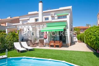 Casa aparellada a Carrer moscú 88. Casa única con jardín y piscina en cambrils