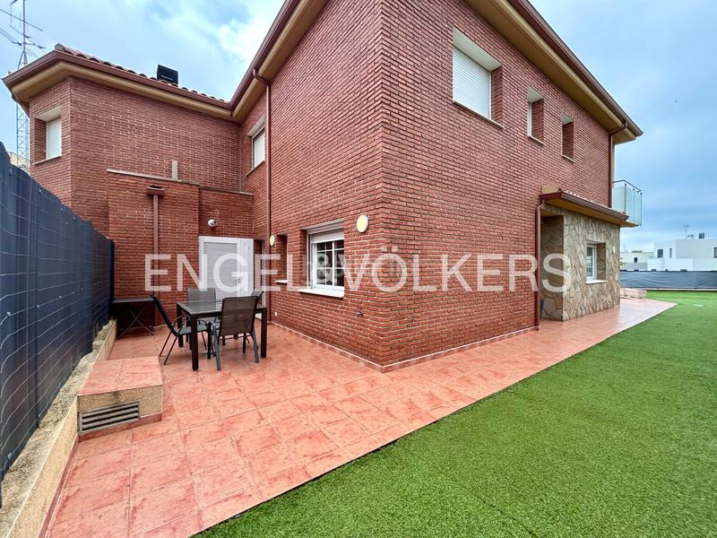 Foto 3fd76647-bac7-4572-b666-cc1093c23a05. Casa bifamiliare in carrer mas de l'aguiló 35 in Quatre Camins Cambrils