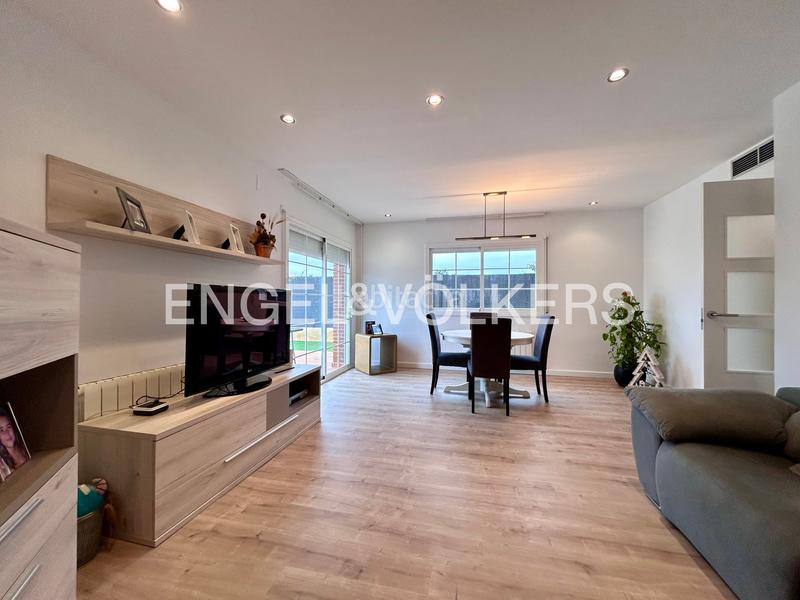 Foto 4a3ddd20-5cc3-4094-8c0b-27a1502e6242. Casa bifamiliare in carrer mas de l'aguiló 35 in Quatre Camins Cambrils