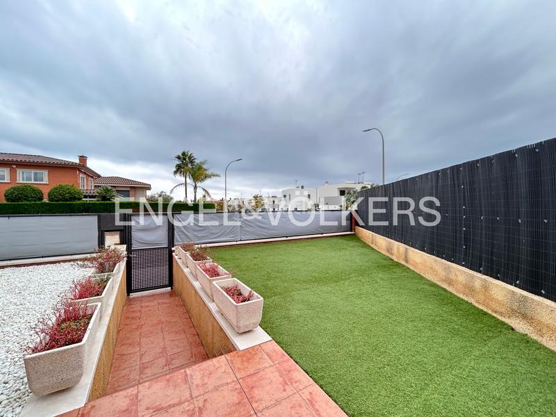 Foto 6331b71d-cc25-4f02-ae27-5697ac1bddb6. Casa bifamiliare in carrer mas de l'aguiló 35 in Quatre Camins Cambrils