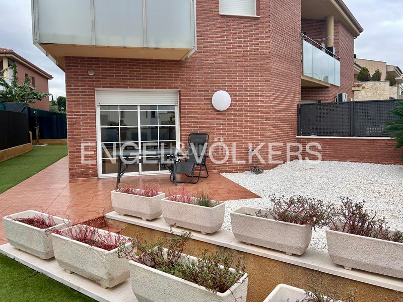 Foto 63ad2674-73e2-4a20-9b68-27b55596db54. Casa bifamiliare in carrer mas de l'aguiló 35 in Quatre Camins Cambrils