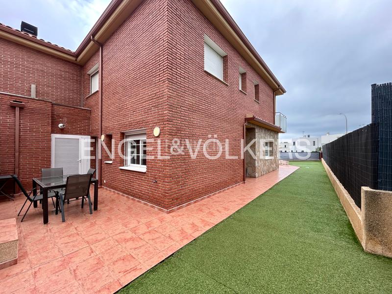 Foto 6ee0fea9-90e2-464f-ad0a-c85c3e2f2f94. Casa bifamiliare in carrer mas de l'aguiló 35 in Quatre Camins Cambrils