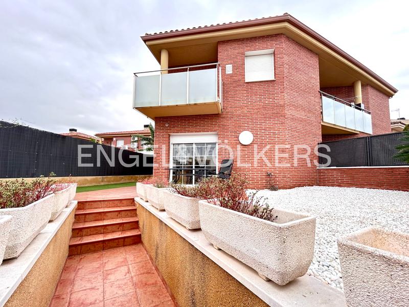 Foto 92ce7020-aa37-40ac-bcb3-da1652410cf1. Casa bifamiliare in carrer mas de l'aguiló 35 in Quatre Camins Cambrils