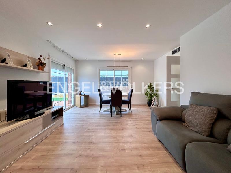 Foto 97fb7e2e-d72e-4655-9f02-ef91bcd8ed16. Casa bifamiliare in carrer mas de l'aguiló 35 in Quatre Camins Cambrils