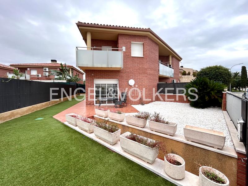 Foto a5f9e66d-91ec-4c88-a503-102e9a50616c. Casa bifamiliare in carrer mas de l'aguiló 35 in Quatre Camins Cambrils