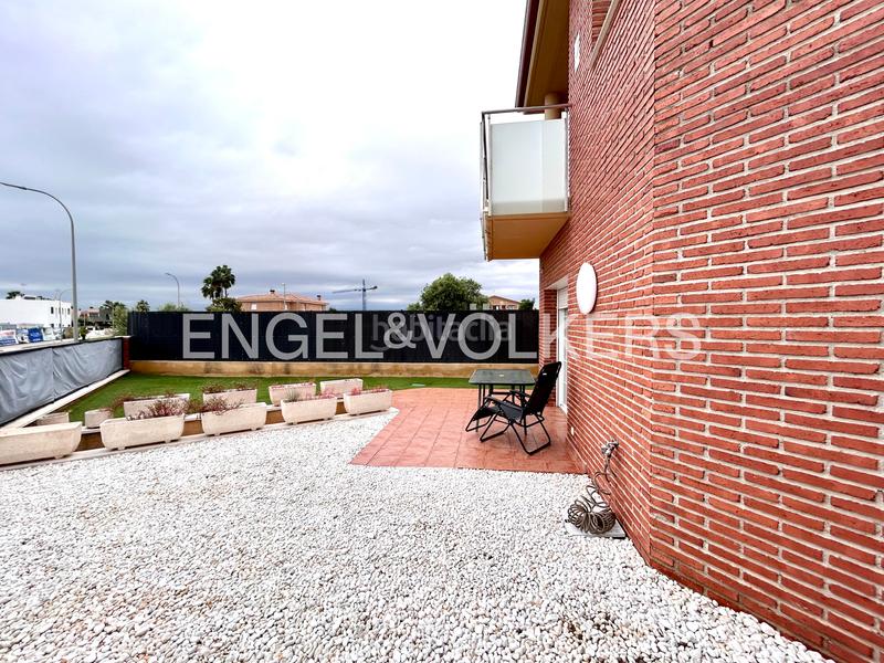 Foto b96ba137-c2a1-40d5-aa81-722c5c440dec. Casa bifamiliare in carrer mas de l'aguiló 35 in Quatre Camins Cambrils