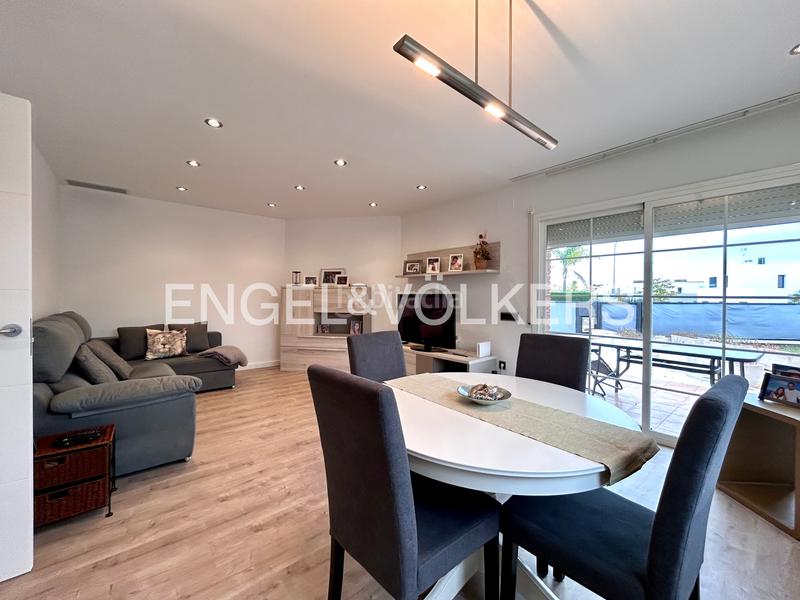 Foto e6cb368e-32b8-44a5-aba9-e9df87c1cb08. Casa bifamiliare in carrer mas de l'aguiló 35 in Quatre Camins Cambrils