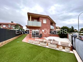 Towny house in Carrer mas de l'aguiló 35. Casa con amplio jardín en vilafortuny