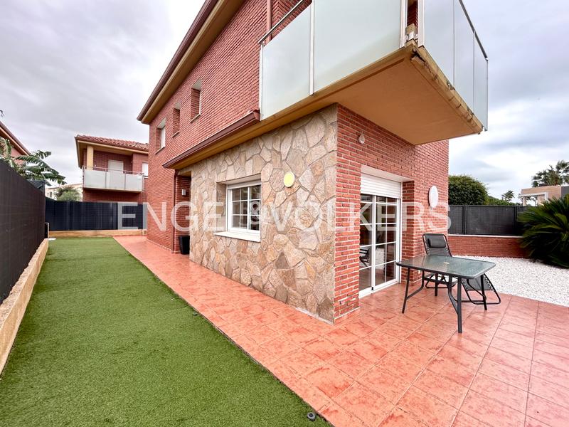 Foto f6fe9a0c-d48c-4746-a055-649bac79d0da. Casa bifamiliare in carrer mas de l'aguiló 35 in Quatre Camins Cambrils