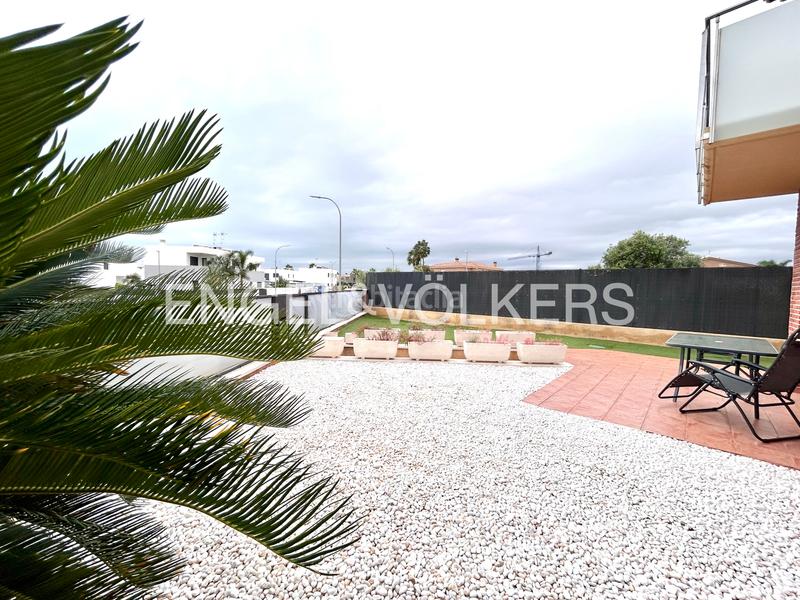 Foto fad89fe0-7cc8-4a54-9f09-f54eb07705b1. Casa bifamiliare in carrer mas de l'aguiló 35 in Quatre Camins Cambrils