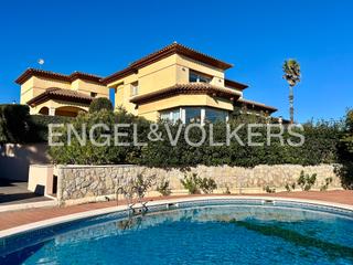 Rent Chalet in Carrer de rifa 12