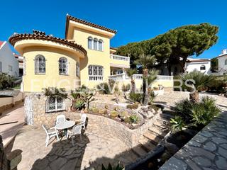 Chalet in Carrer del xiprer 51. Gran casa con vistas al mar en playa cristal