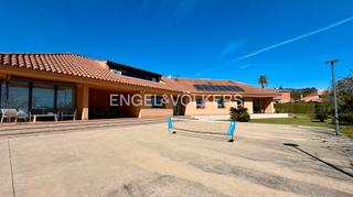 Chalet à Almoster. Magnífico chalet de una planta con gran jardín y un acogedor esp