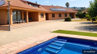 Xalet a Almoster. Magnífico chalet de una planta con gran jardín y un acogedor esp