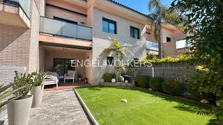 Casa aparellada a El Dorado Platja. Moderna casa adosada cerca del mar