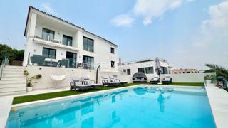 Chalet in Passeig de l'arenal 12. Lujosa casa en primera línea de mar en l’ampolla