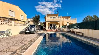 Xalet  Carrer mistral 426. N oasis de tranquilidad: casa con piscina privada en les tres ca